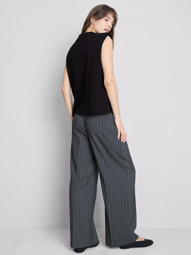 Cropped sleeveless shoulder pad tee
