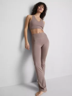 Cropped v-neck active top