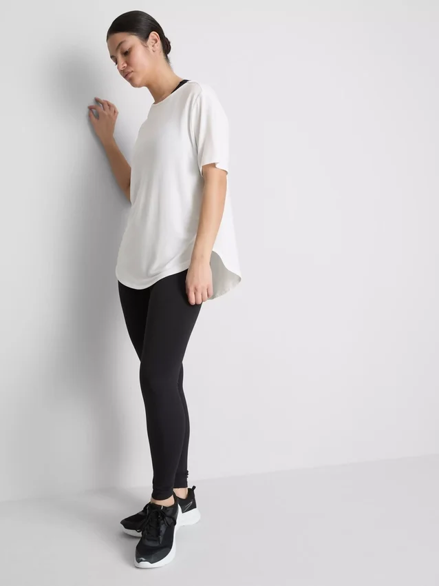 Curved hem active tee