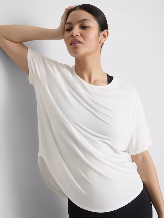 Curved hem active tee