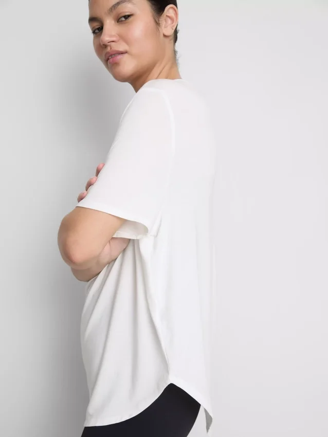 Curved hem active tee