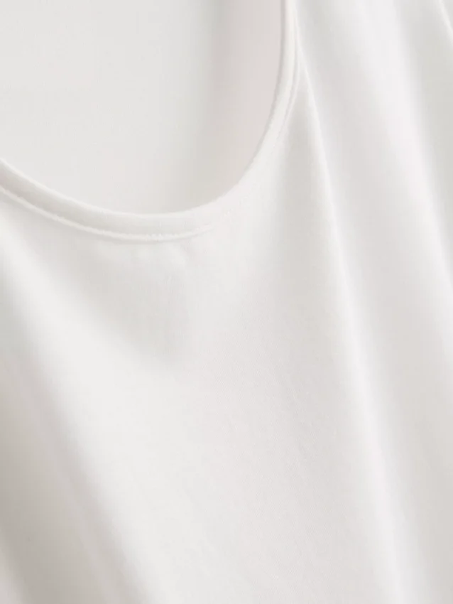Curved hem active tee