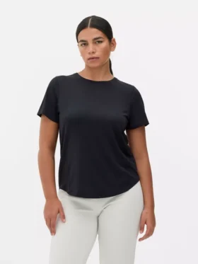 Curved hem performance tee
