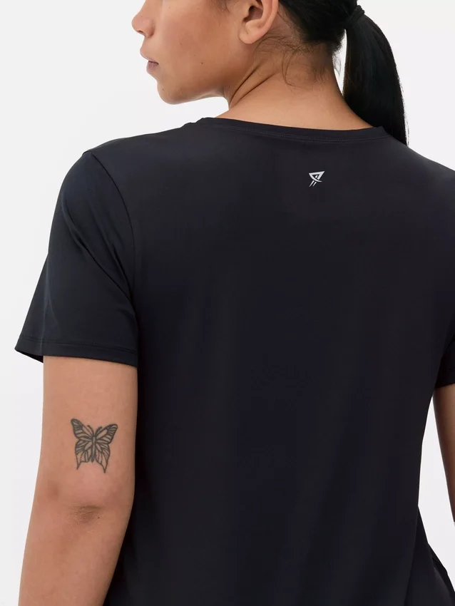 Curved hem performance tee