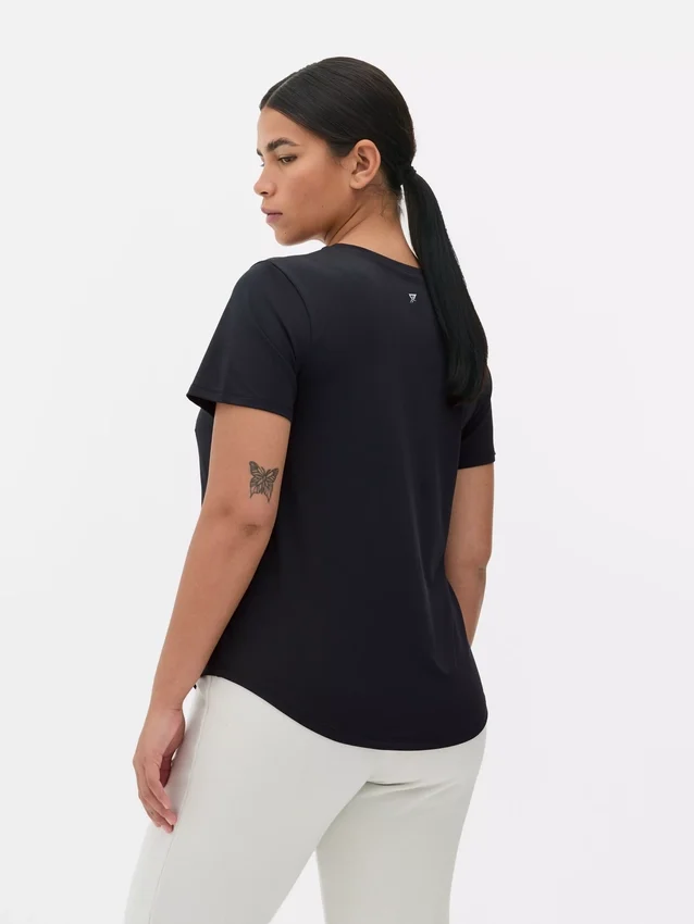 Curved hem performance tee