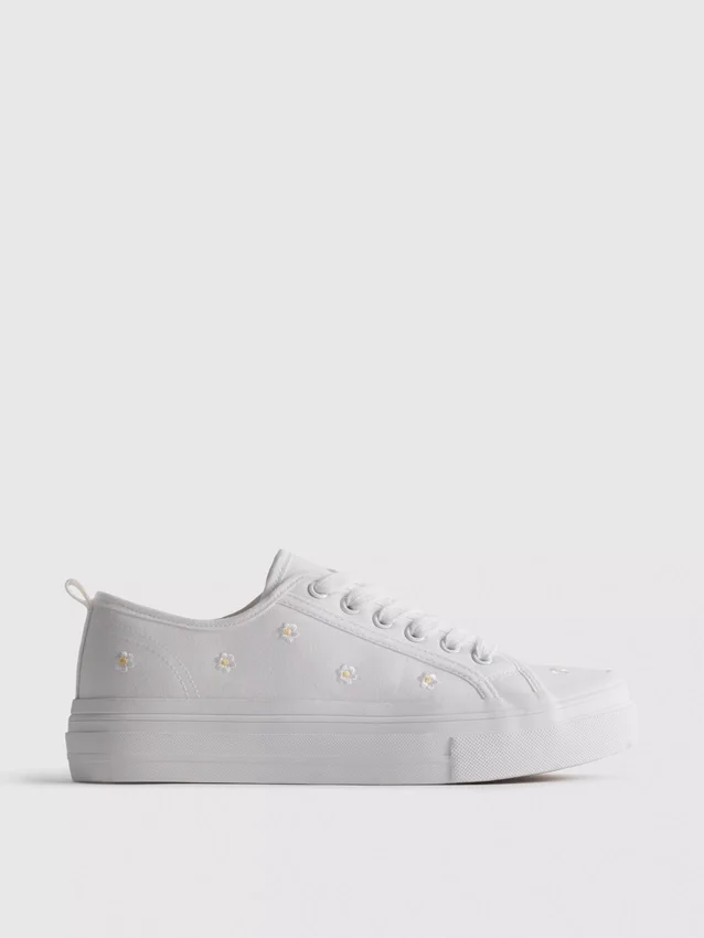Embroidered daisy sneakers