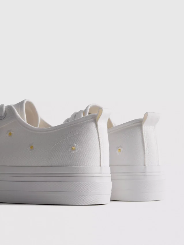 Embroidered daisy sneakers