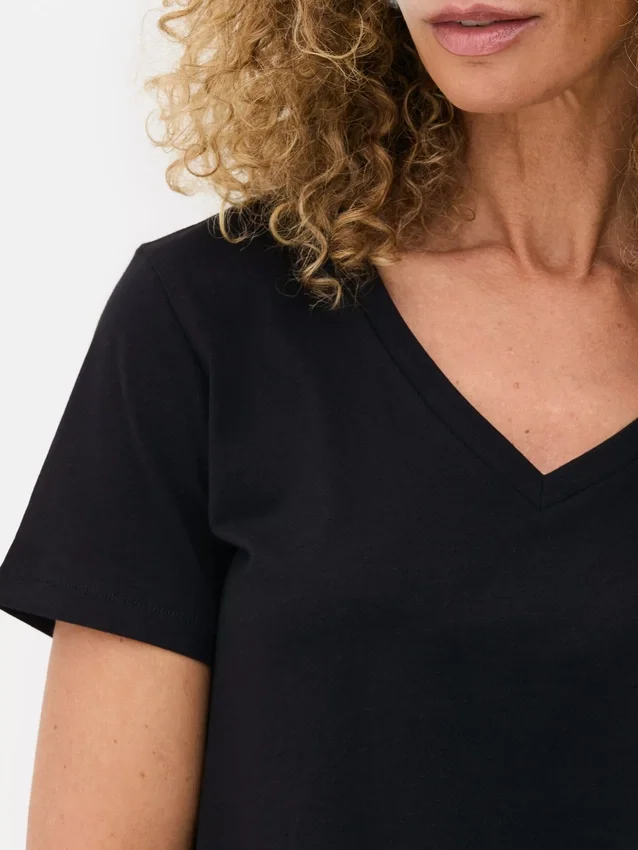 Essential v-neck t-shirt