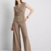 Fitted v-neck hardware top