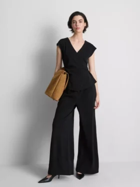 Fitted v-neck hardware top