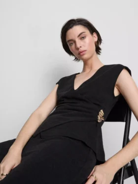Fitted v-neck hardware top