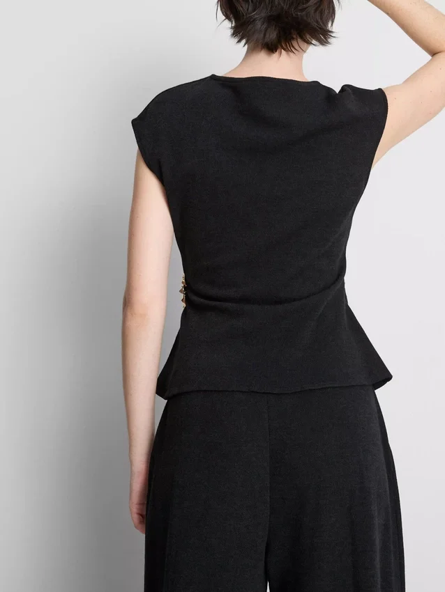 Fitted v-neck hardware top
