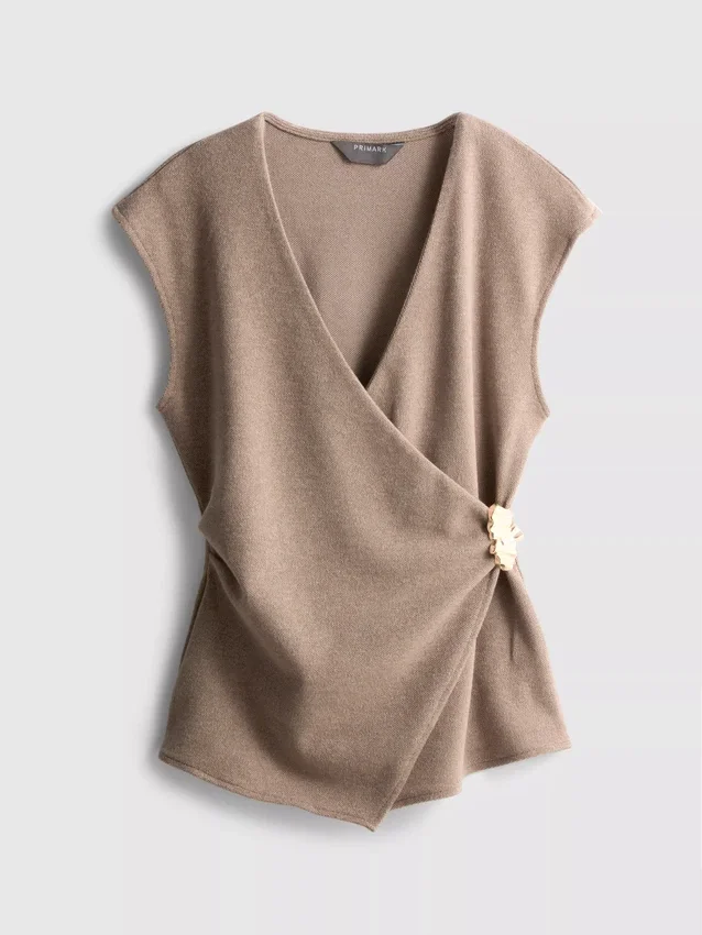 Fitted v-neck hardware top