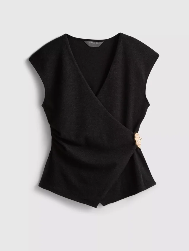 Fitted v-neck hardware top
