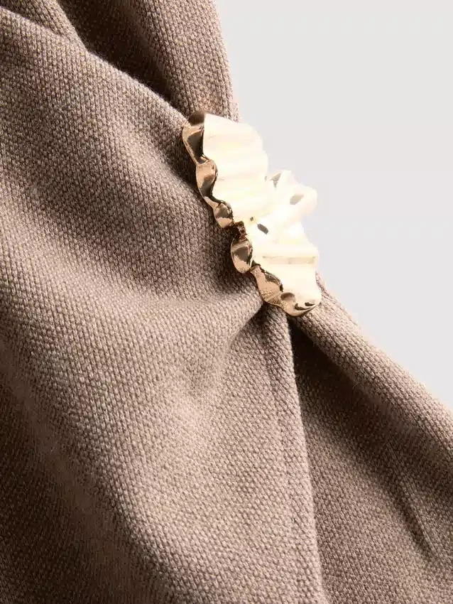 Fitted v-neck hardware top