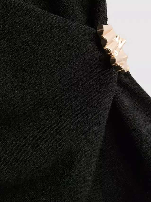 Fitted v-neck hardware top