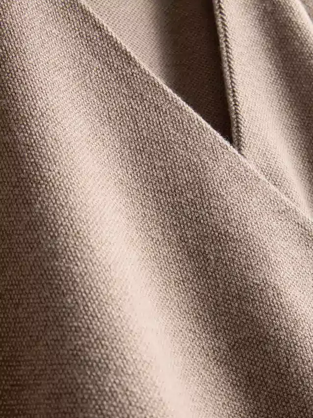 Fitted v-neck hardware top