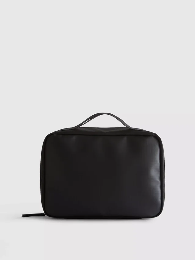 Hanging washbag