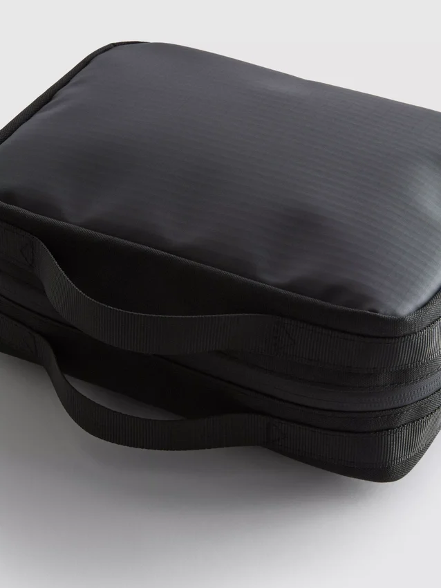 Hanging washbag
