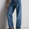 High-waisted relaxed jeans