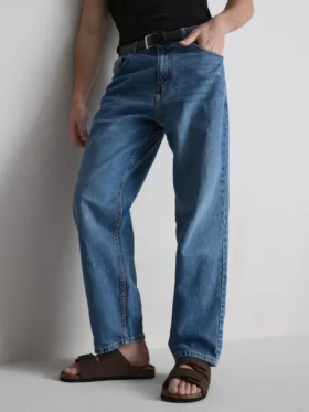 High-waisted relaxed jeans
