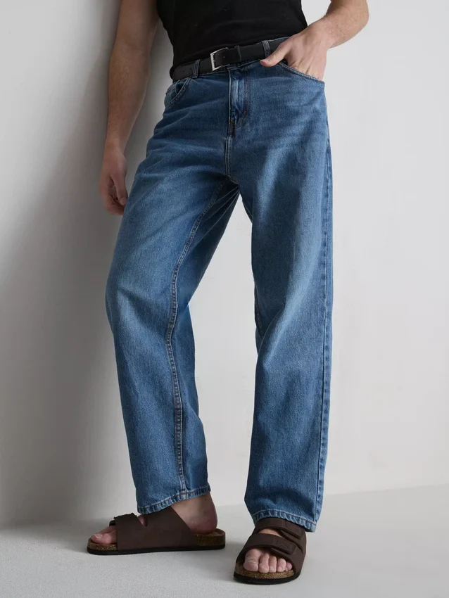 High-waisted relaxed jeans