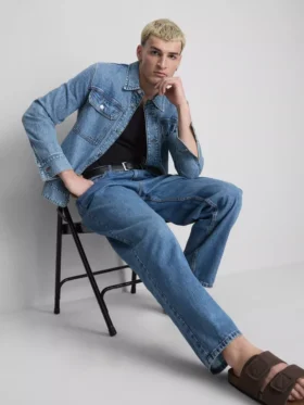 High-waisted relaxed jeans