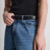 High-waisted relaxed jeans