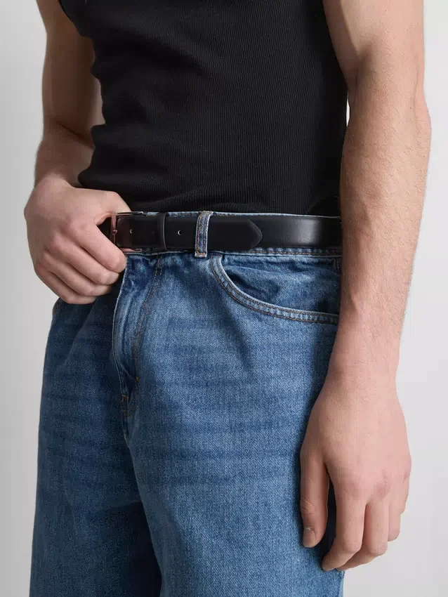 High-waisted relaxed jeans