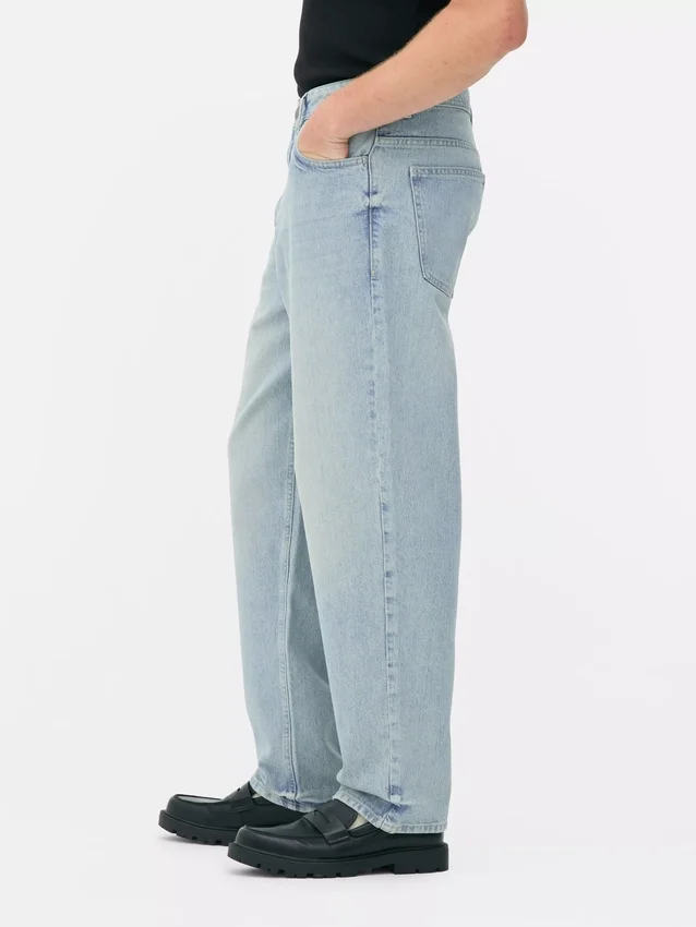 High-waisted relaxed jeans