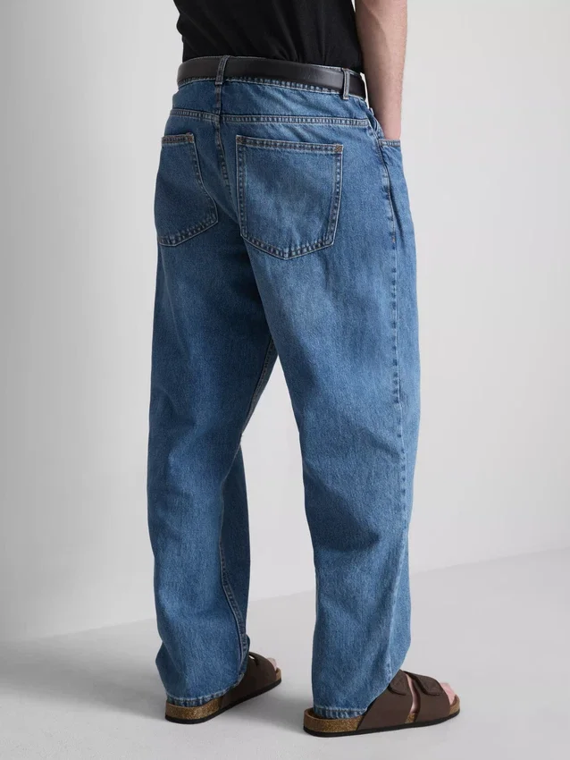 High-waisted relaxed jeans