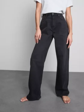 High-waisted straight-leg jeans