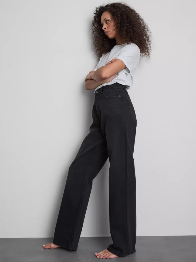 High-waisted straight-leg jeans