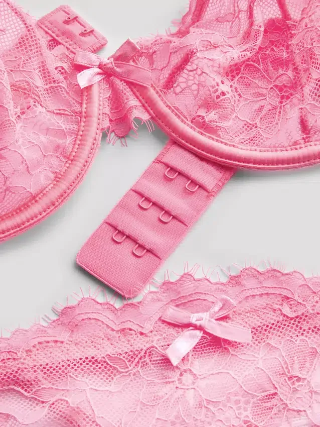 Lace underwired lingerie set