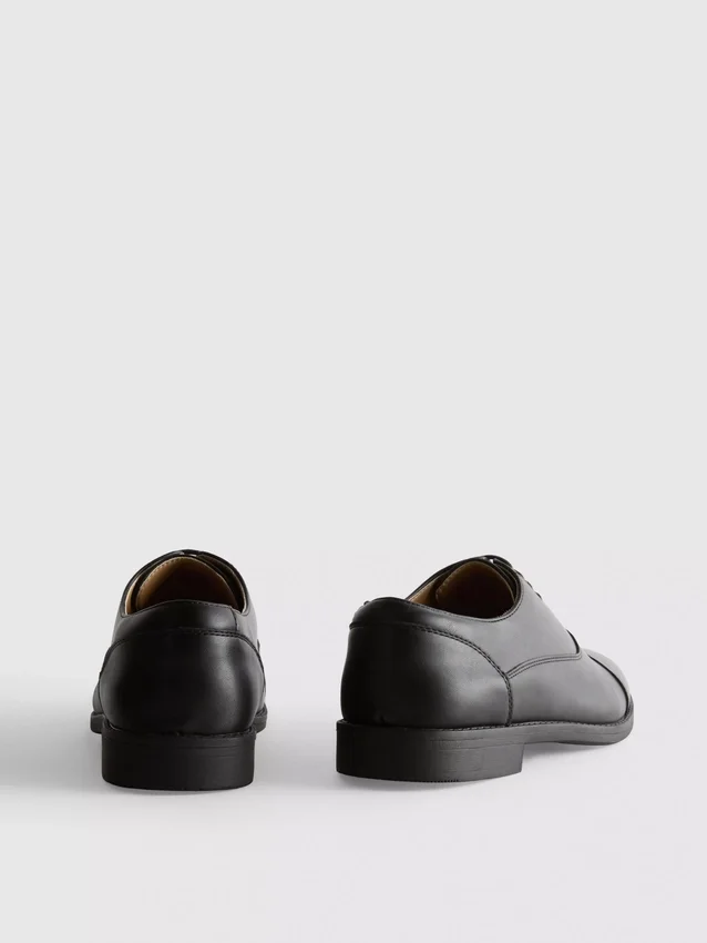 Lace-up oxford shoes