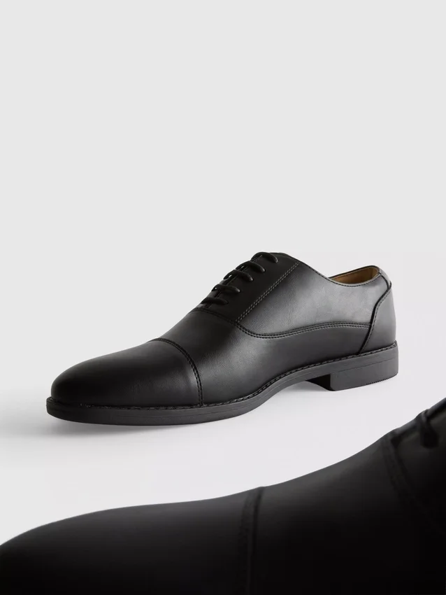 Lace-up oxford shoes