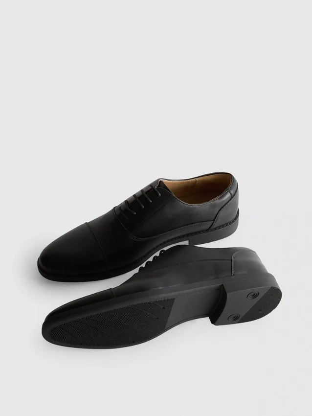 Lace-up oxford shoes