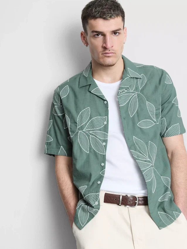 Leaf-embroidered short-sleeve button-down shirt