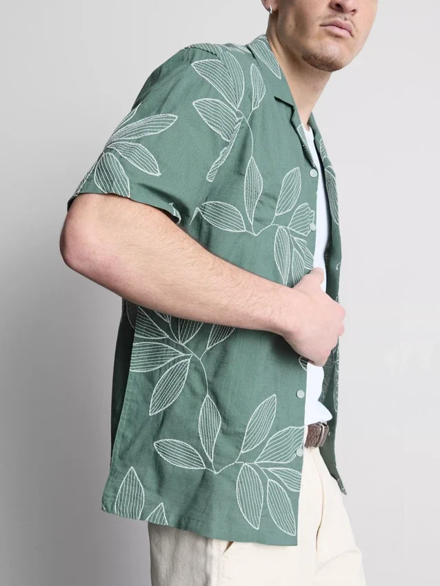 Leaf-embroidered short-sleeve button-down shirt