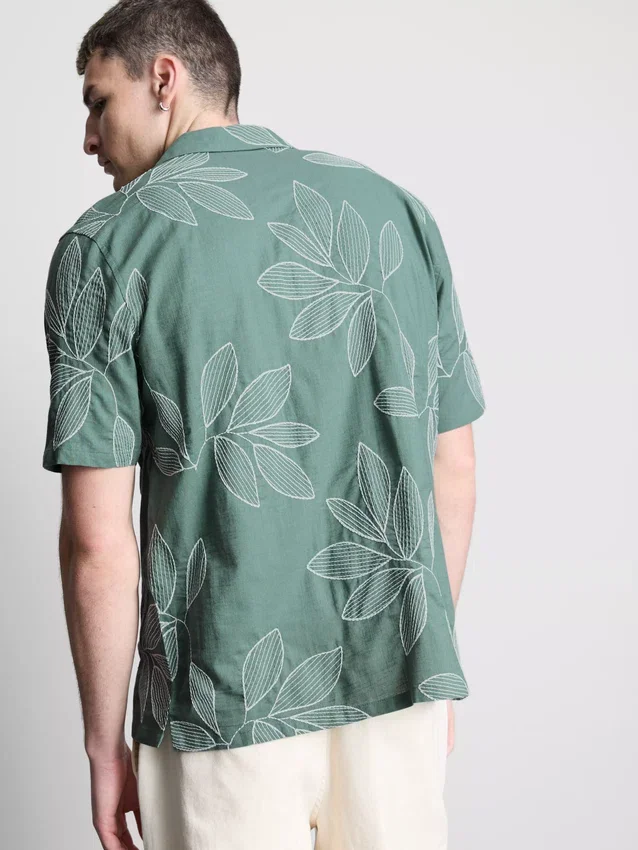 Leaf-embroidered short-sleeve button-down shirt