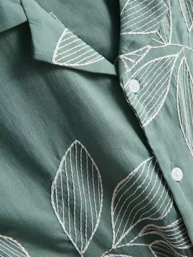 Leaf-embroidered short-sleeve button-down shirt