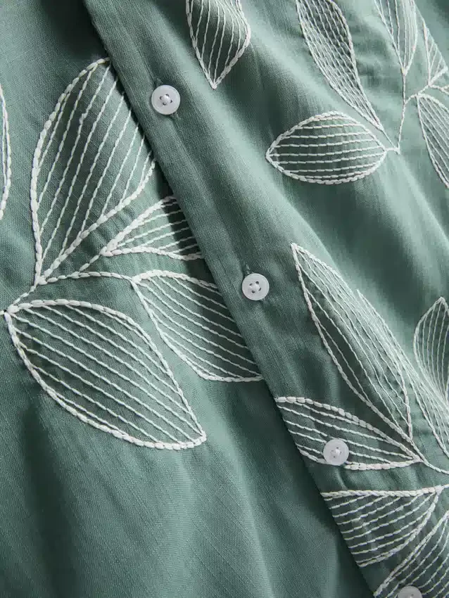 Leaf-embroidered short-sleeve button-down shirt