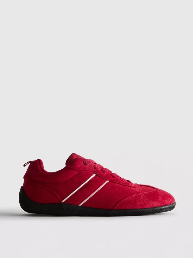 Low top sneakers