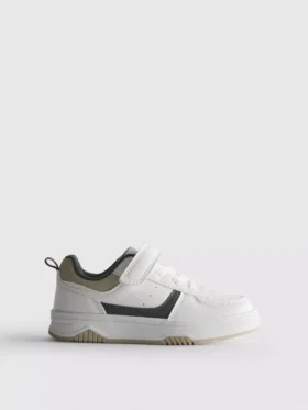 Low-top sneakers