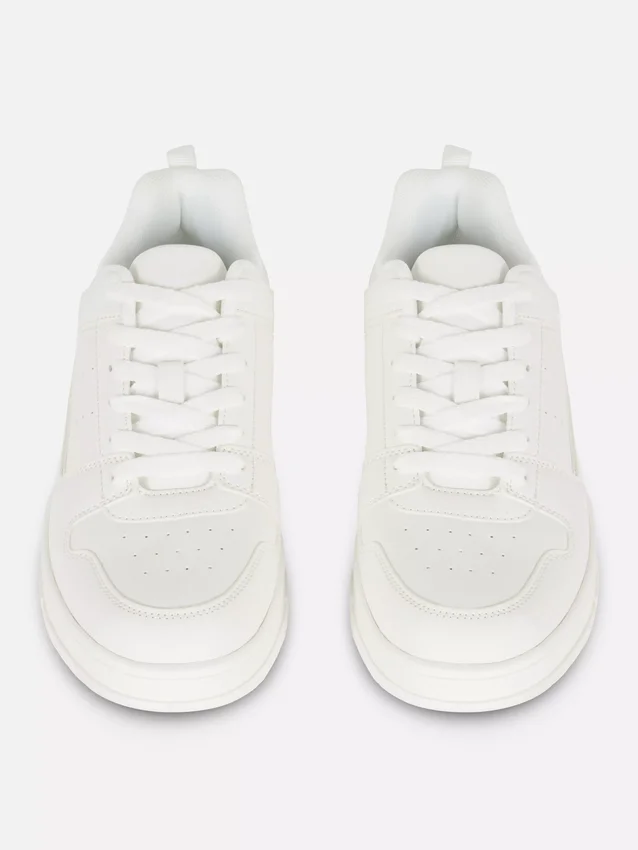 Low top sneakers