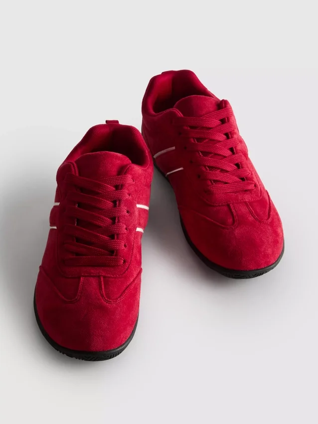 Low top sneakers