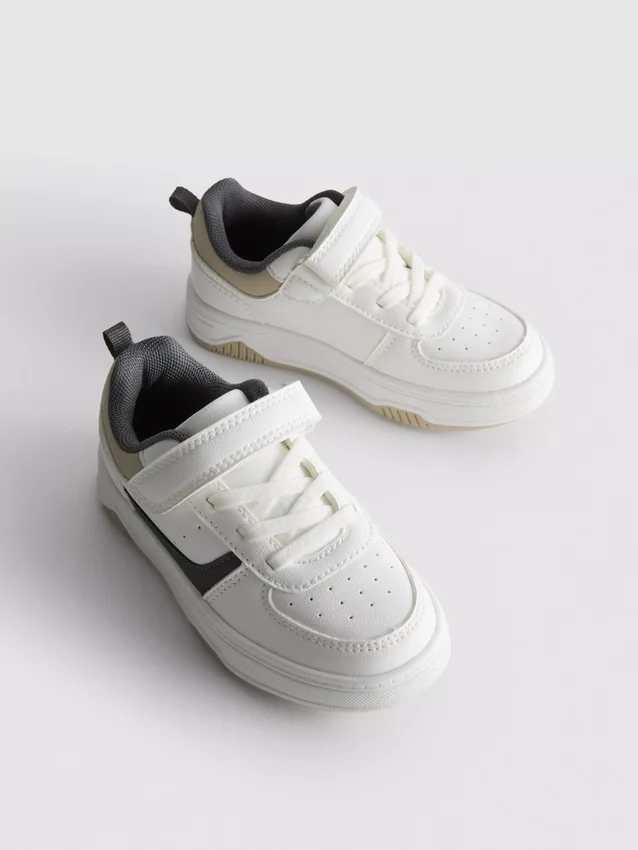 Low-top sneakers