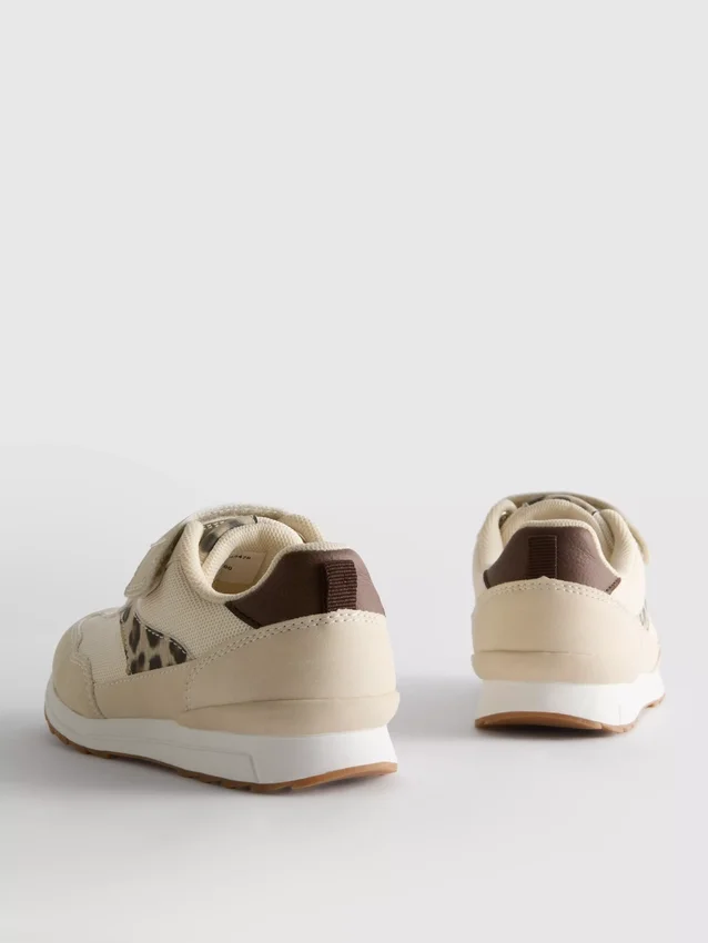 Low top sneakers
