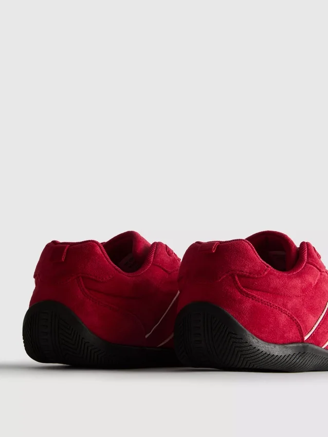 Low top sneakers