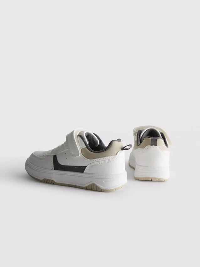 Low-top sneakers